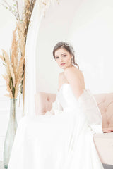 Pretty Toronto bride wearing a bridal fascinator with netting in ivory. Manon Birdcage Veil. Handmade by Laura Jayne Acceesories, Toronto, Canada.