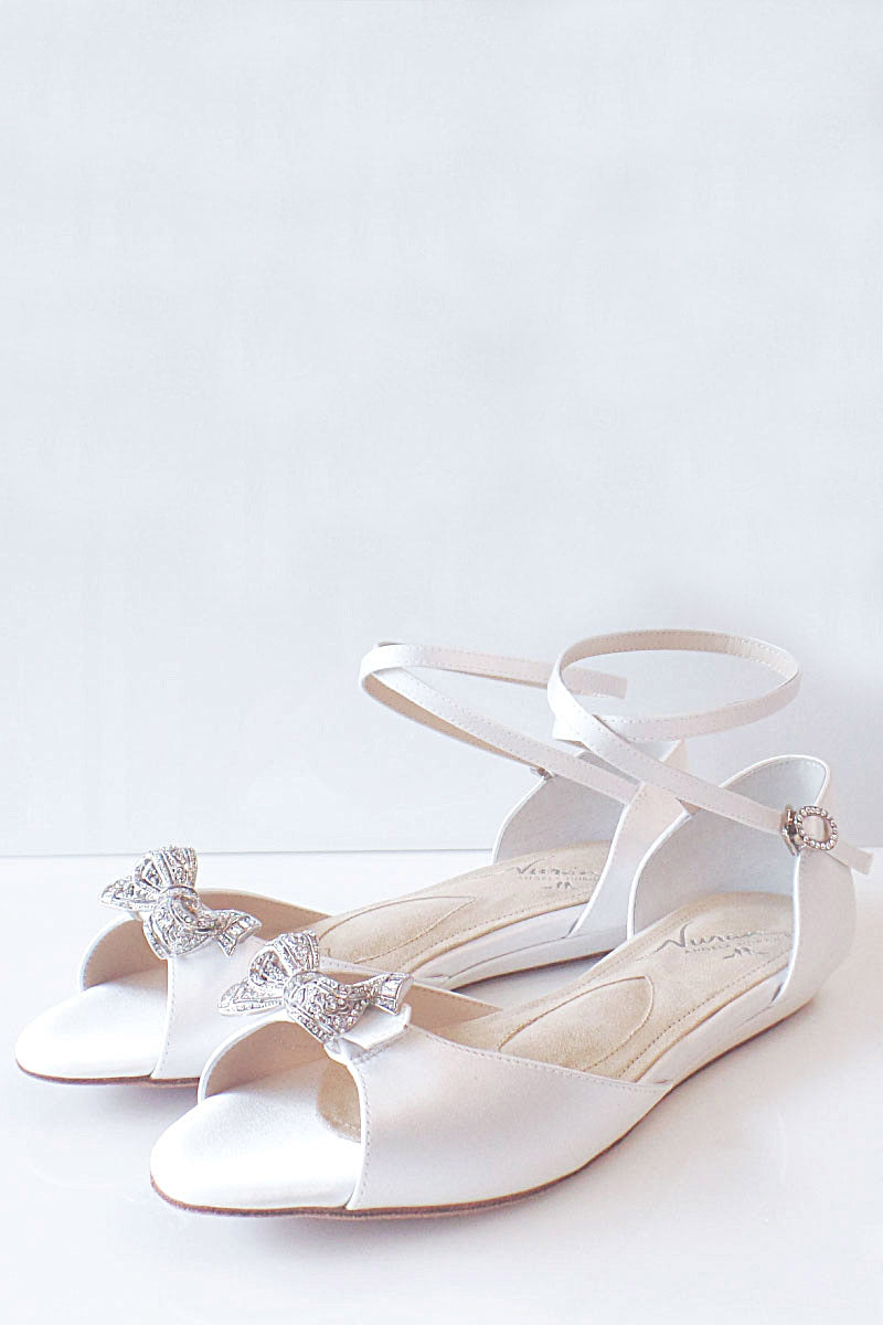 Wedding Shoes. Classic elegant ivory silk dyable bridal heels.