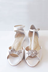 Wedding Shoes. Classic elegant ivory silk dyable bridal heels.