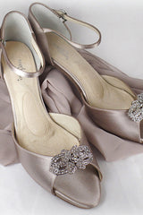 Wedding Shoes. Classic elegant ivory silk dyable bridal heels.