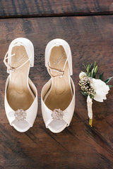 Wedding Shoes. Classic elegant ivory silk dyable bridal heels.
