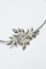 Close up detail of Filippa gold leaf bridal hairvine