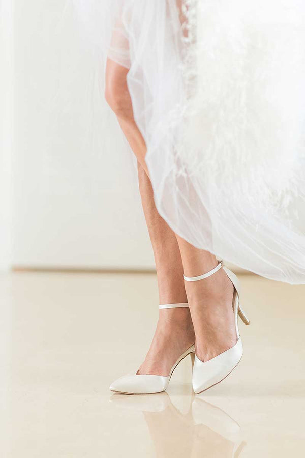 Leg shot of Angelan Nuran Milonga silk high-heeled wedding shoes