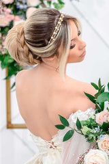 Pretty modern bride wearing stacked skinny headbands with crystal and pearl accents. Mimi Slim Crystal Headband. Laura Jayne Accessories Toronto.