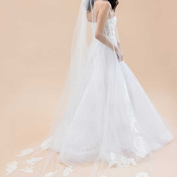 Bridal Accessories Alencon lace Flowers Edge Veil Bridal Pearl Veil  Fingertip / Waltz Veil