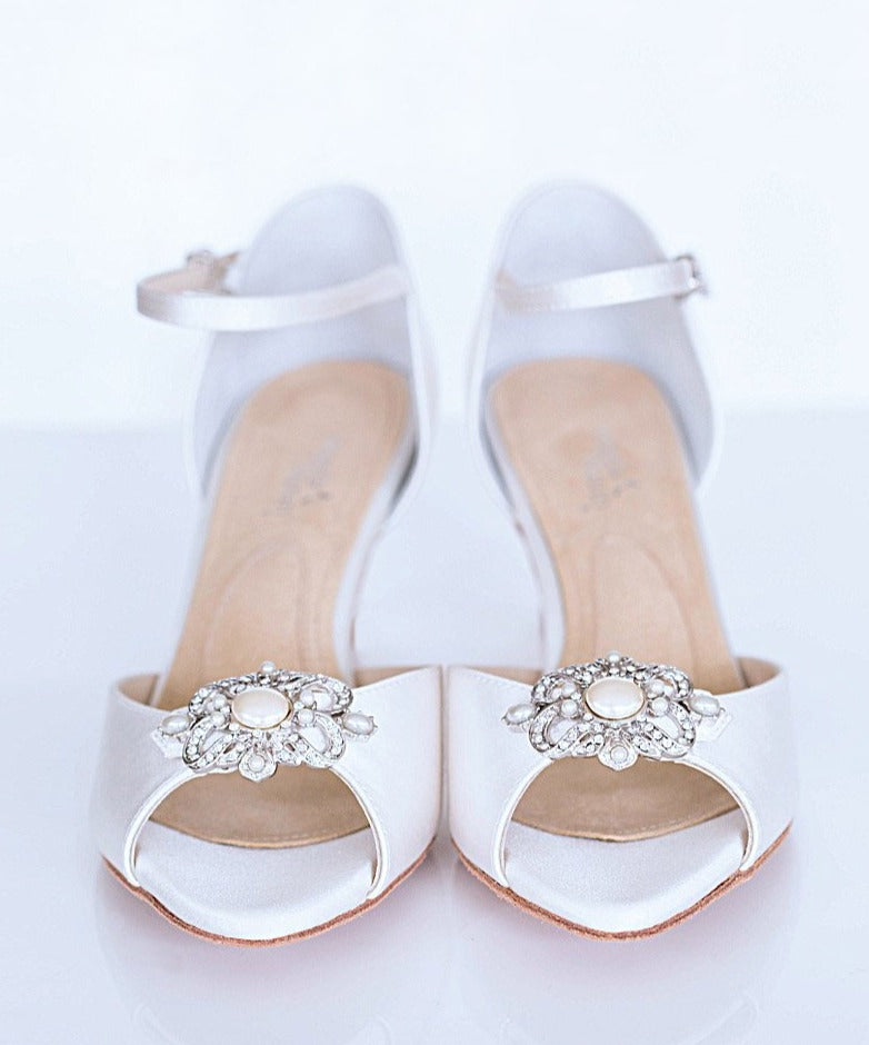 Wedding Shoes. Classic elegant ivory silk dyable bridal heels.