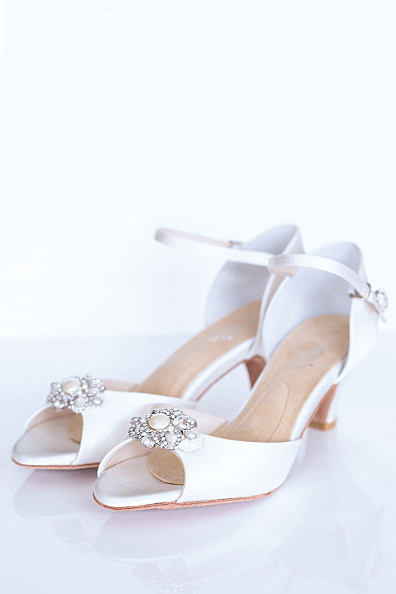Wedding Shoes. Classic elegant ivory silk dyable bridal heels.